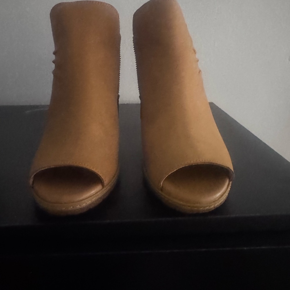 Timberland Tan Mules Sleek Minimalist Design